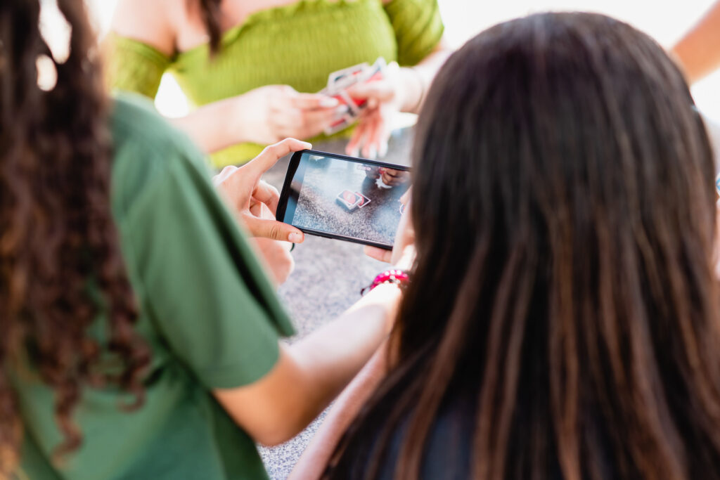 Com o celular na mão, alunas aprendem na prática a montagem de filmes na oficina de vídeo.